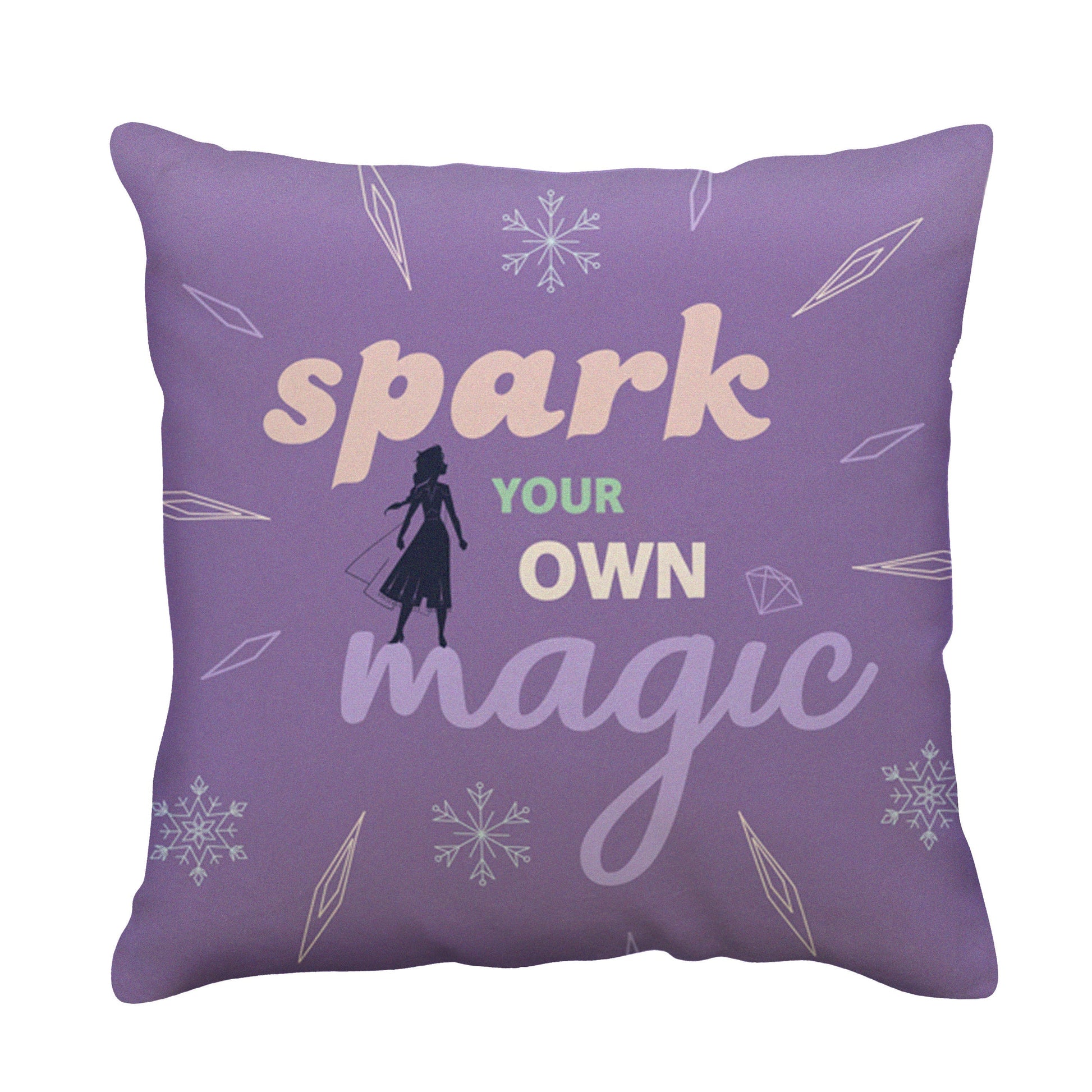 Reverso del cojin cuadrado de Frozen con las letras "Spark your own magic" color morado marca mashini