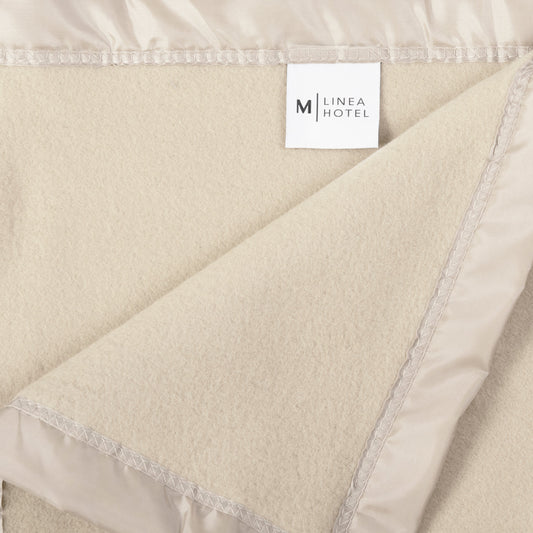 Frazada 1.5 Plazas Polar Borde Satin Linea Hotel Crudo